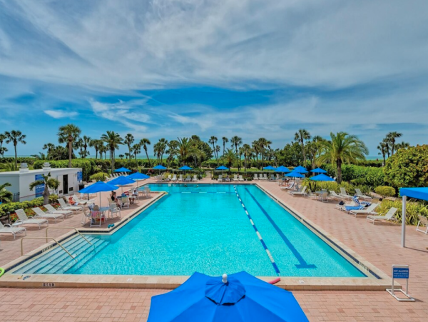 Beachfront Longboat Key Vacation Condo with Tennis Courts